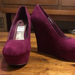 Magenta closed toe wedges